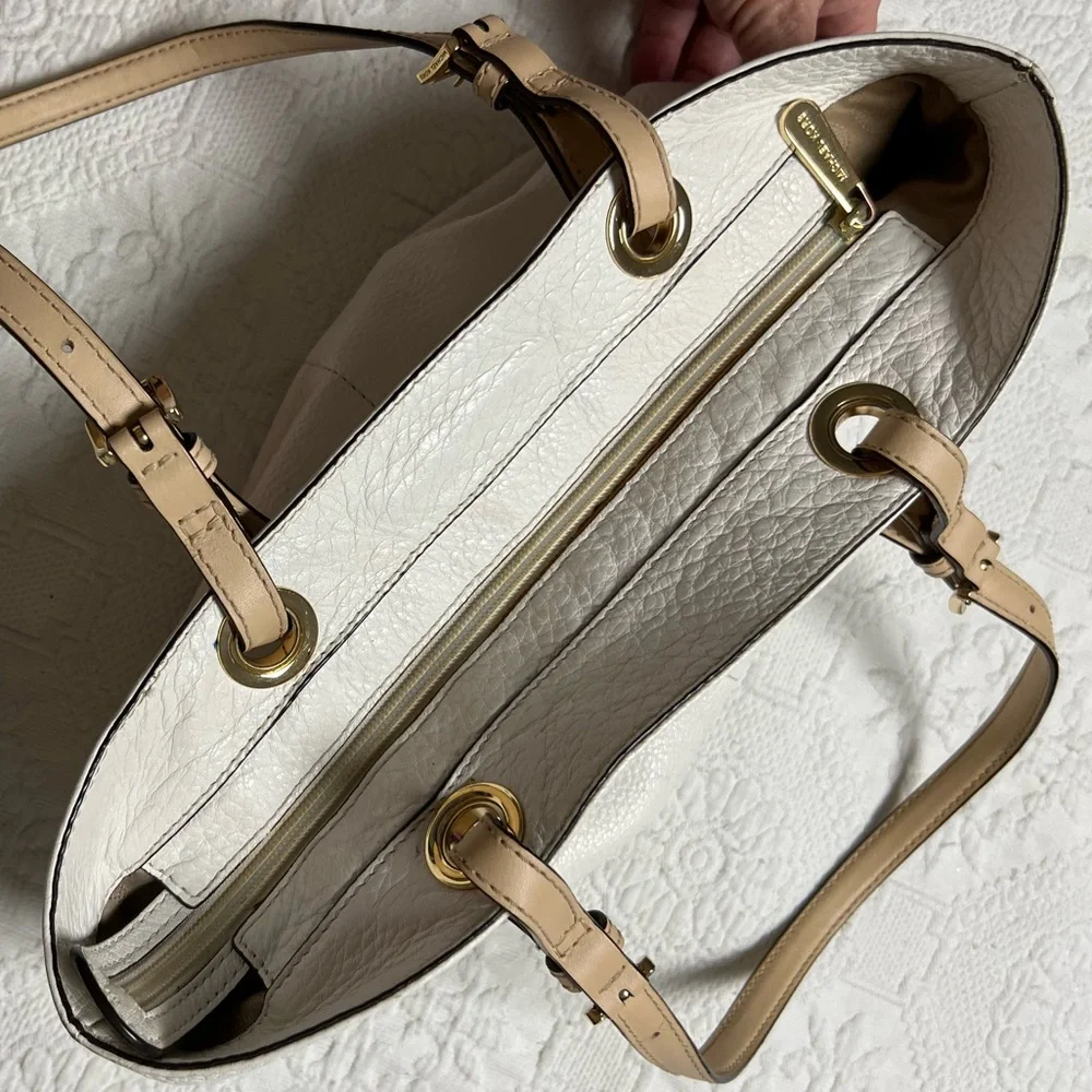 Michael Kors White and Gold Shoulder Bag - Picture 3 of 8